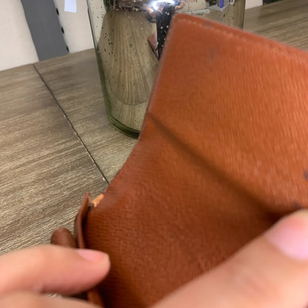 Authentic Louis Vuittton Mono Medium Wallet - Picture 8 of 16